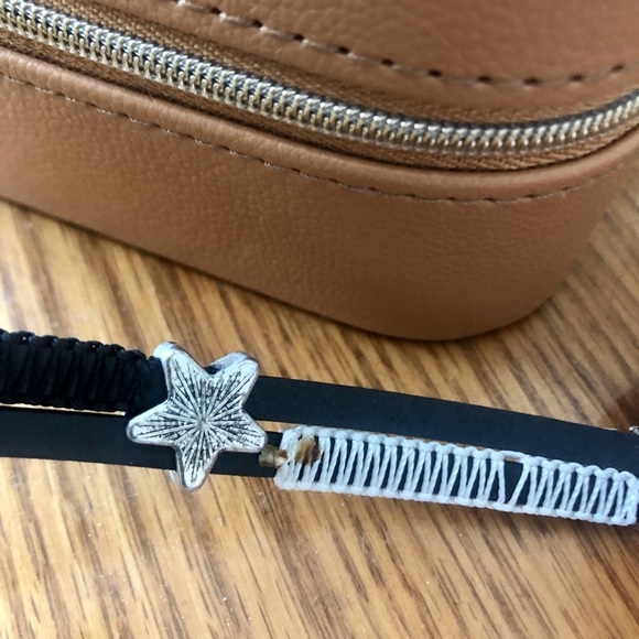 Magnetic clip, multi-wrap, leather bracelet with leaf, celtic knot & star charms - Picture 4 of 6